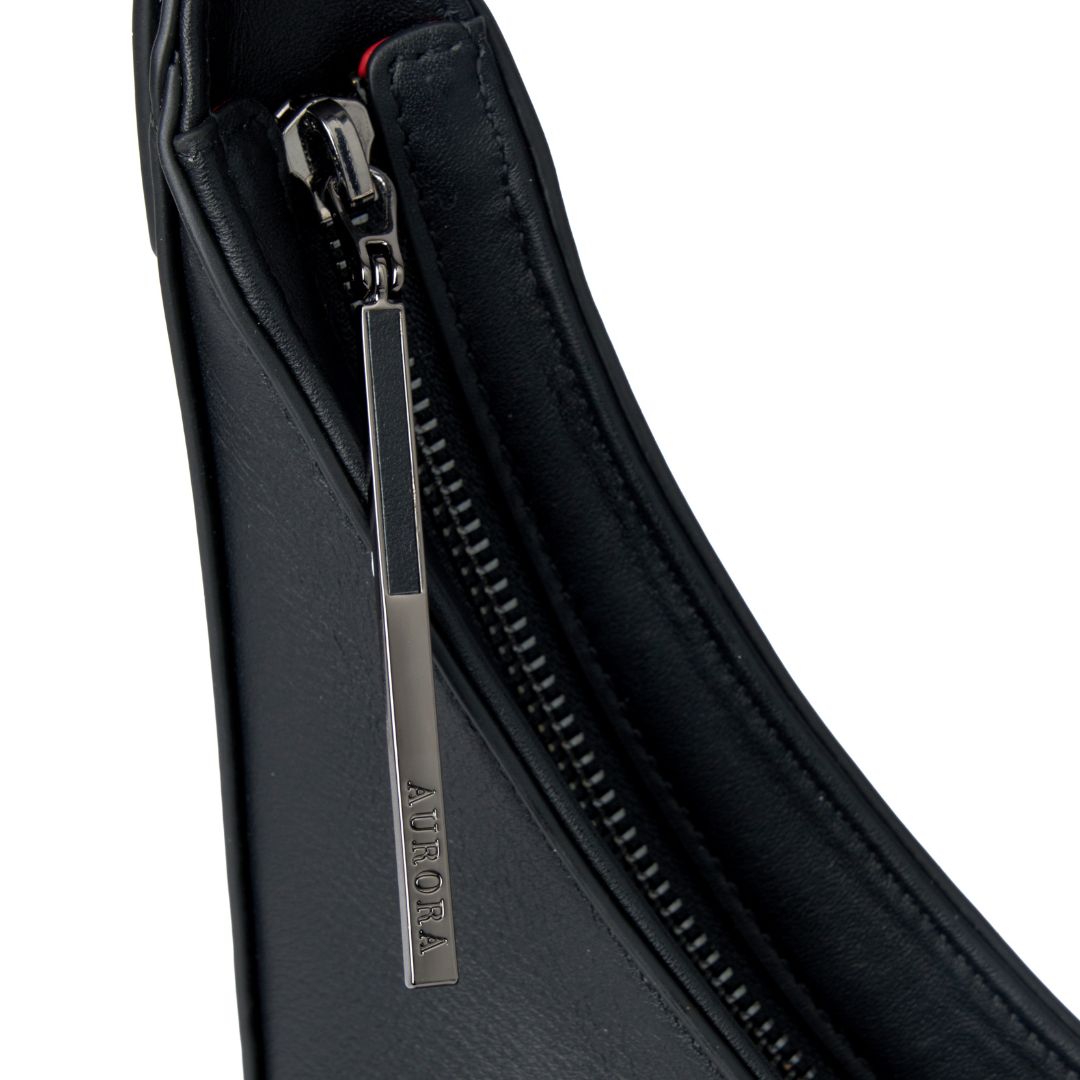 Maria handbag zipper closeup for the black handbag